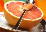 Grapefruit mit Grapefruitbesteck © Liz Collet,aromatisch, bitter, bunt, detail, detailaufnahme, erfrischend, ernähren, ernährung, essen, farbig, faser, frucht, fruchtig, fruchtstück, frühstück, gelb, gesund, gesundheit, grapefruit, grapefruitbesteck, grapefruitlöffel, grapefruitmesser, lebensmittel, lecker, leicht, löffel, löffeln, löffelweise, makro, medizin, nahrung, nahrungsmittel, objekt, obst, orange, pause, pausensnack, rosé, saftig, sauer, schönheit, set, snack, stillleben, stück, trinken, vitamin, vitamin c, wellness, wohlbefinden, zitrusfrucht, zwischenmahlzeit,